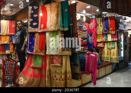 DELHI, INDIEN - MAI 14: Verkäufer im Geschäft, der traditionelles indisches Kleid aus Baumwolle oder Seide verkauft Sari oder Saree, Lehenga, Kurta am 14. Mai 2017 Chandini Stockfoto