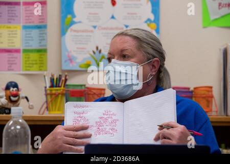 Austin, TX USA 6. Oktober 2020: Unter der aufmerksamen Aufsicht der Lehrerin der vierten Klasse Clarissa Hobbs und mit viel PPE-Vorbereitung, nimmt das persönliche Lernen am zweiten Unterrichtstag im Campbell Elementary in Austin wieder seinen Anfang. Der öffentliche Campus des Austin Independent School District nutzt im Zeitalter des Coronavirus eine Kombination aus fernem und personellem Lernen. Kredit: Bob Daemmrich/Alamy Live Nachrichten Stockfoto
