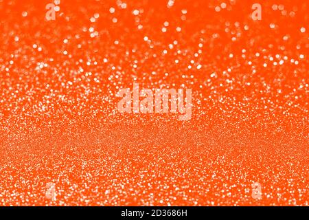 Trendy orange Farbe abstrakter Hintergrund. Glitzernde und glänzende monochrome üppige Lava-Kulisse. Stockfoto