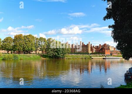 Außenansicht des Royal Palace of Hampton Court mit der Themse im Vordergrund, an einem sonnigen Herbsttag, West London England Stockfoto