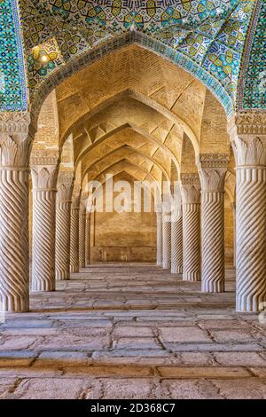 Die Säulen von Schabestan im Betsaal, die Vakil-Moschee, Shiraz, die Provinz Fars, Iran Stockfoto