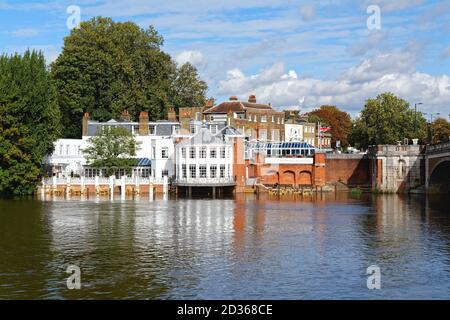 Das Äußere des Mitre Hotels mit der Themse im Vordergrund, Hampton Court Greater London England Stockfoto