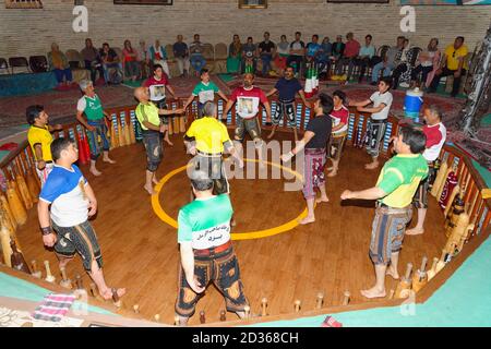 Koshti, traditioneller ritueller Trainingskurs für Krieger im Yazd Zourkhaneh, bekannt als Gymnasium oder Krafthaus; Yazd, Iran Stockfoto