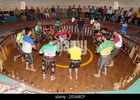 Koshti, traditioneller ritueller Trainingskurs für Krieger im Yazd Zourkhaneh, bekannt als Gymnasium oder Krafthaus; Yazd, Iran Stockfoto