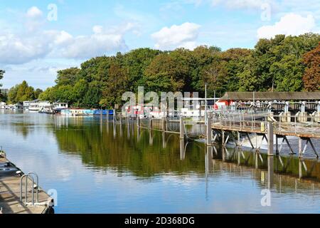 Das Wehr in Molesey Schleuse an der Themse in Hampton Court, Greater London England Stockfoto