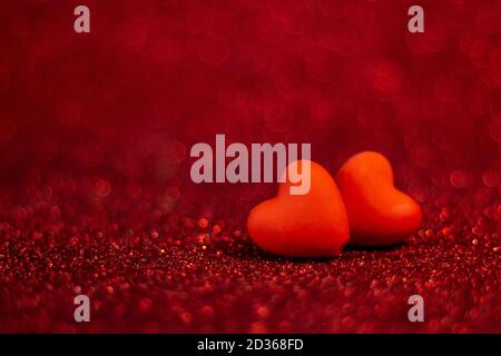 Valentinstag Hintergrund. Tow Herz auf rot romantischen funkeln Hintergrund. Ich liebe das Urlaubsbild. Romantisches Konzept. Teil des Sets. Stockfoto