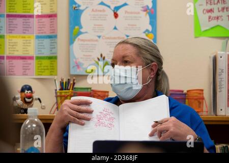 Austin, TX USA 6. Oktober 2020: Unter der aufmerksamen Aufsicht der Lehrerin der vierten Klasse Clarissa Hobbs und mit viel PPE-Vorbereitung, nimmt das persönliche Lernen am zweiten Unterrichtstag im Campbell Elementary in Austin wieder seinen Anfang. Der öffentliche Campus des Austin Independent School District nutzt im Zeitalter des Coronavirus eine Kombination aus fernem und personellem Lernen. Kredit: Bob Daemmrich/Alamy Live Nachrichten Stockfoto