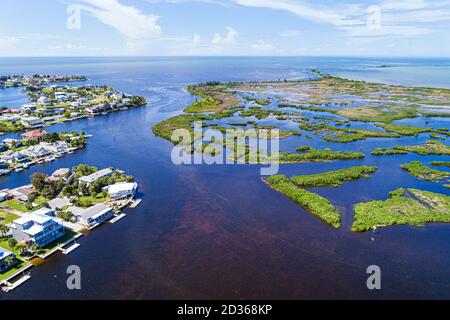 Florida, Hernando Beach, Golf von Mexiko, das Wasser der Wasserbucht von Reice Creek, die Mangroveninseln am Wasser Häuser von Kanälen, natürliche Landschaft, Feuchtgebiete, Luft über Kopf bi Stockfoto