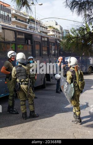 Polizeibeamte der griechischen Polizei sind während eines Protestes in Alarmbereitschaft, während sie das Urteil des Prozesses der Goldenen Morgenröte in Athen, Griechenland, abwarten. Stockfoto