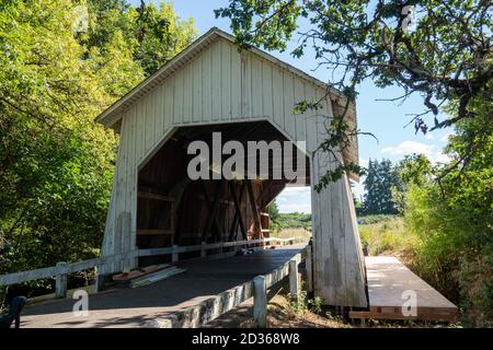 Irish Bend überdachte Brücke in der Nähe von Corvallis, Oregon, wird repariert und gebaut Stockfoto