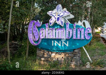 Idaho Falls, Colorado - 18. September 2020: Retro-Neonschild für das Columbine Inn, ein Motel in der Innenstadt Stockfoto