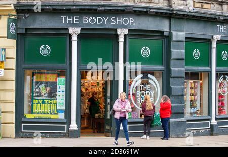 Dundee, Tayside, Schottland, Großbritannien. Oktober 2020. UK Wetter: Warmer und sonniger Tag mit einer leichten Brise über den Nordosten Schottlands, Höchsttemperaturen 15 Grad Shopper außerhalb der High Street Geschäfte neben Dundee City Council "Stay Safe" Zeichen in Sicht in der Innenstadt während der Covid-19 Lockdown. Kredit: Dundee Photographics/Alamy Live Nachrichten Stockfoto