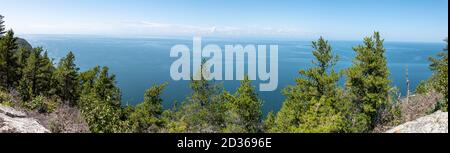 Panoramablick auf den St. Lawrence River im Sommer in Kanada. Stockfoto