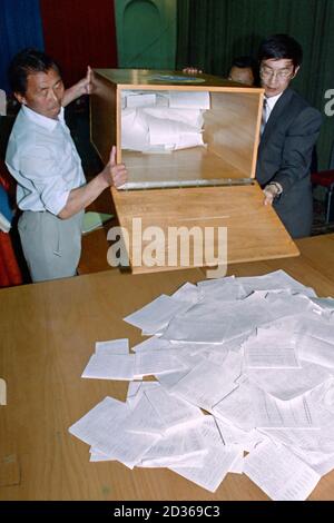 Mongolische Wahlbeamte kippen Stimmzettel auf einen Tisch für die Zählung nach den ersten demokratischen Mehrparteienwahlen in der ehemaligen kommunistischen Nation am 30. Juli 1990 in Ulaanbaatar, Mongolei. Die Wahlen sind das Ergebnis einer friedlichen demokratischen Revolution, die die autoritäre kommunistische Regierung gestürzt hat. Stockfoto