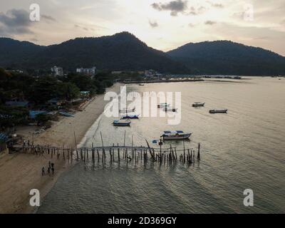 Teluk Bahang, Penang/Malaysia - Mär 08 2020: Luftaufnahme Sonnenuntergang am Fischerdorf Teluk Bahang. Stockfoto