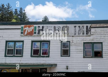 Hebo, Oregon - 1. August 2020: Altes, rustikales klassisches Café - das Hebo Inn, ist ein Restaurant. Old Fashioned 7Up Logo auf dem Schild Stockfoto