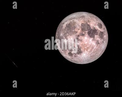 Vollmond mit realer Farbfläche in dunklem Himmel mit Sternen und Sternschnuppen - Elemente dieses Bildes, die von der NASA eingerichtet wurden. Stockfoto