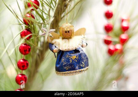 Engel Figur auf einem weihnachtsbaum Nahaufnahme Stockfoto