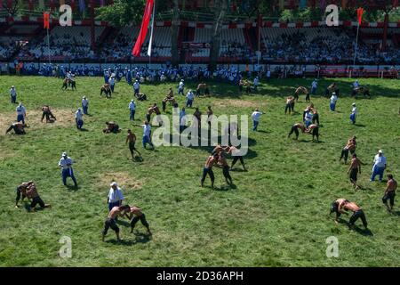 Wrestler kämpfen in der Arena beim Kirkpinar Turkish Oil Wrestling Festival in Edirne in der Türkei um den Sieg. Stockfoto