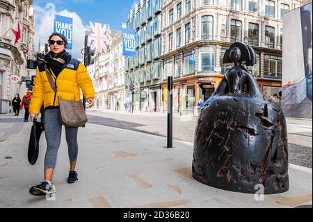 London, Großbritannien. Oktober 2020. Reina Mariana, 2017, Manolo Valdés von der Opera Gallery London. Das Mayfair Art Weekend, eine jährliche Feier des Galerieviertels, findet dieses Jahr im Oktober statt, und zwar zeitlich abgestimmt auf die Frieze Week (die aufgrund Covid 19 nicht physisch stattfindet). In diesem Jahr stellt sie den Mayfair Sculpture Trail in Partnerschaft mit Art in Mayfair vor. Kredit: Guy Bell/Alamy Live Nachrichten Stockfoto