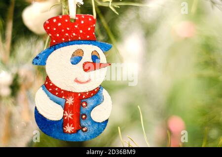 weihnachten Spielzeug Schneemann auf einem Baum Stockfoto