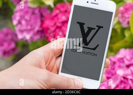 Guilherand-Granges, Frankreich - 07. Oktober 2020. Person, die Smartphone mit Louis Vuitton Logo hält. Louis Vuitton ist ein französisches Modehaus und Luxus-G Stockfoto