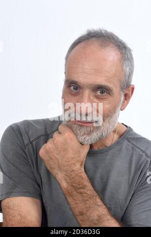 Porträt von Mann mittleren Alters Hand auf Gesicht auf weiß Stockfoto