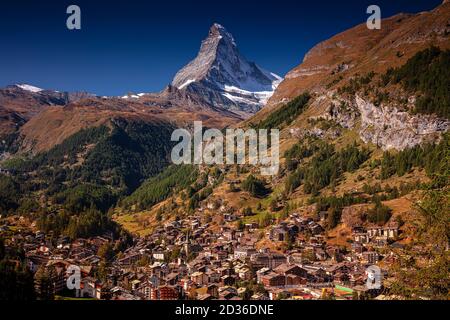 Zermatt, Schweiz. Bild des ikonischen Dorfes Zermatt, Schweiz mit dem Matterhorn im Hintergrund bei schönem sonnigen Herbsttag. Stockfoto