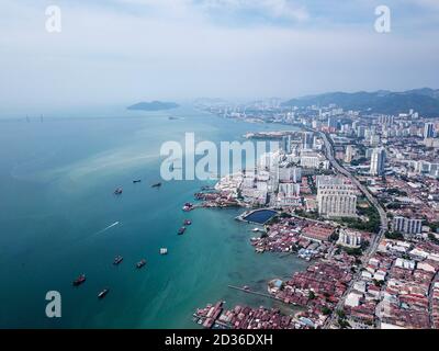 Georgetown, Penang/Malaysia - Mär 17 2020: Luftaufnahme Clananlegestelle und Macallum. Stockfoto