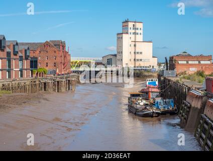 England, Humberside, Hull, 29/09/2020 - River Hull altes Frachtschiff, das bei Ebbe auf Schlamm festgemacht wurde. Stockfoto