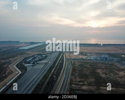 Batu Kawan, Penang/Malaysia - Mär 20 2020: Luftbildautobahn Penang zweite Brücke mit weniger Fahrzeug während der Bewegungssteuerung. Stockfoto