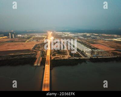 Batu Kawan, Penang/Malaysia - Mär 20 2020: Drohnenansicht Dusk Hour an der Penang Second Bridge in Richtung Batu Kawan Stadt. Stockfoto