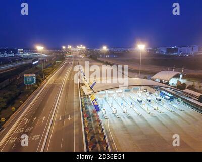 Batu Kawan, Penang/Malaysia - Mär 20 2020: Luftaufnahme weniger Fahrzeug auf der Straße während der Bewegungssteuerung in Penang. Stockfoto