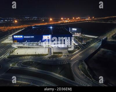 Batu Kawan, Penang/Malaysia - Mär 20 2020: IKEA Einkaufszentrum bei Nacht. Stockfoto