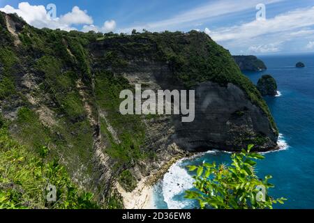 Atuh Beach ist ein berühmter Strand in nusa penida, aber es ist schwer, dorthin zu gelangen, einige nannten es als versteckten Strand in nusa penida, bali Stockfoto