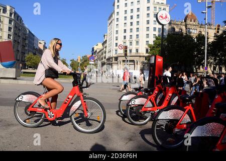 Junge Frau in einer Bicing Station. Barcelona, Katalonien, Spanien. Stockfoto