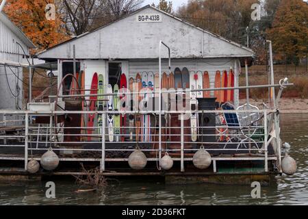 Sava River, Belgrad, Serbien, 6. November 2016: Viele Wasserskier standen auf einer Floßloge-Terrasse Stockfoto