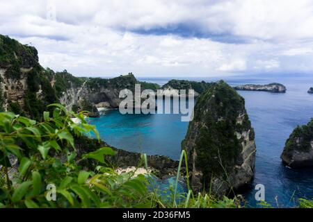 Atuh Beach ist ein berühmter Strand in nusa penida, aber es ist schwer, dorthin zu gelangen, einige nannten es als versteckten Strand in nusa penida, bali Stockfoto