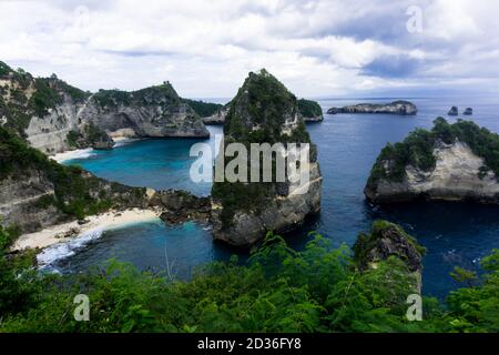 Atuh Beach ist ein berühmter Strand in nusa penida, aber es ist schwer, dorthin zu gelangen, einige nannten es als versteckten Strand in nusa penida, bali Stockfoto