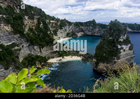 Atuh Beach ist ein berühmter Strand in nusa penida, aber es ist schwer, dorthin zu gelangen, einige nannten es als versteckten Strand in nusa penida, bali Stockfoto