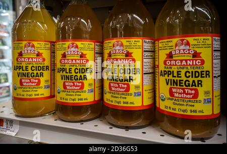 Flaschen Apfelessig der Marke Bragg in einem Supermarkt in New York am Donnerstag, 1. Oktober 2020. Das Getränk ist als Teil der Wellness-Routine vieler Menschen beliebt. (© Richard B. Levine) Stockfoto