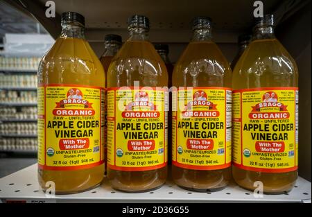 Flaschen Apfelessig der Marke Bragg in einem Supermarkt in New York am Donnerstag, 1. Oktober 2020. Das Getränk ist als Teil der Wellness-Routine vieler Menschen beliebt. (© Richard B. Levine) Stockfoto