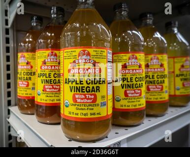 Flaschen Apfelessig der Marke Bragg in einem Supermarkt in New York am Donnerstag, 1. Oktober 2020. Das Getränk ist als Teil der Wellness-Routine vieler Menschen beliebt. (© Richard B. Levine) Stockfoto