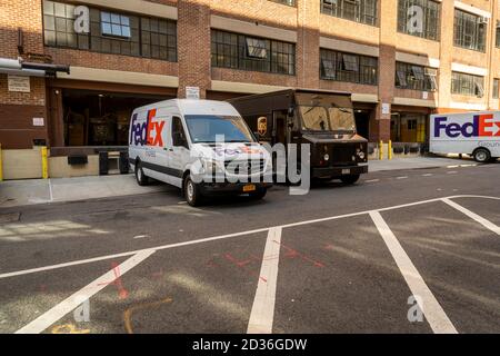 Ein UPS-Truck und ein FedEx-Truck im New Yorker Stadtteil Chelsea am Montag, den 28. September 2020. (© Richard B. Levine) Stockfoto
