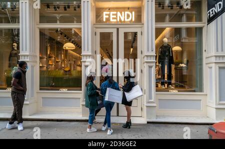 Am Sonntag, den 4. Oktober 2020, warten Einkäufer darauf, den Fendi-Laden in Soho in New York zu betreten. (© Richard B. Levine) Stockfoto