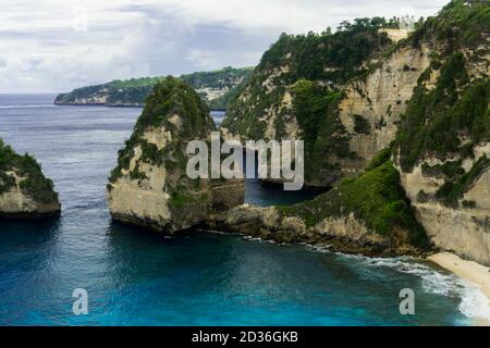 Atuh Beach ist ein berühmter Strand in nusa penida, aber es ist schwer, dorthin zu gelangen, einige nannten es als versteckten Strand in nusa penida, bali Stockfoto