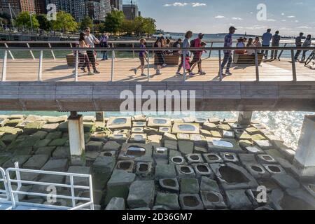 Am Samstag, den 3. Oktober 2020, strömen Besucher zum neu eröffneten Pier 26 im Hudson River Park in New York. Der 2.5 Hektar große Anbau des Parks enthält eine Sportanlage, eine Liegewiese, eine erhöhte Terrasse mit einheimischen Pflanzen darunter und von Menschen gemachte Gezeitenbecken. (© Richard B. Levine) Stockfoto