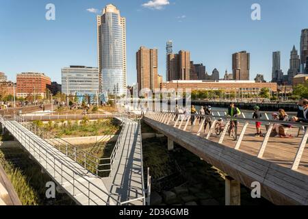 Am Samstag, den 3. Oktober 2020, strömen Besucher zum neu eröffneten Pier 26 im Hudson River Park in New York. Der 2.5 Hektar große Anbau des Parks enthält eine Sportanlage, eine Liegewiese, eine erhöhte Terrasse mit einheimischen Pflanzen darunter und von Menschen gemachte Gezeitenbecken. (© Richard B. Levine) Stockfoto