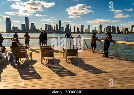 Am Samstag, den 3. Oktober 2020, strömen Besucher zum neu eröffneten Pier 26 im Hudson River Park in New York. Der 2.5 Hektar große Anbau des Parks enthält eine Sportanlage, eine Liegewiese, eine erhöhte Terrasse mit einheimischen Pflanzen darunter und von Menschen gemachte Gezeitenbecken. (© Richard B. Levine) Stockfoto