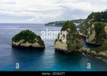 Atuh Beach ist ein berühmter Strand in nusa penida, aber es ist schwer, dorthin zu gelangen, einige nannten es als versteckten Strand in nusa penida, bali Stockfoto